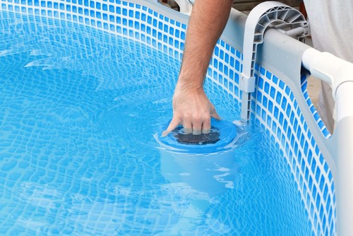 Cleaning Pool Skimmer 